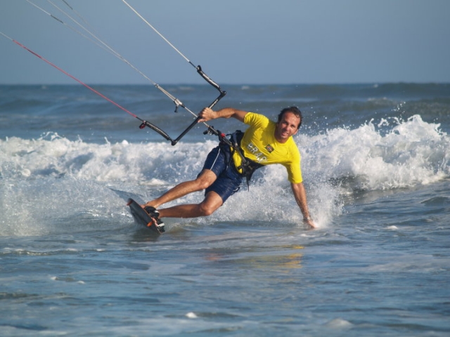Surfeando olas con el kite